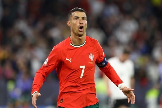 星空体育官网-C罗超越梅西！成为世预赛历史射手榜第二，距离第一还差2球！