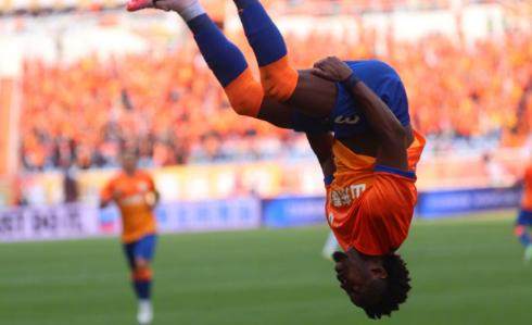 星空体育下载-近7战仅1胜的泰山靠1人止住颓势 小摩托独造3球