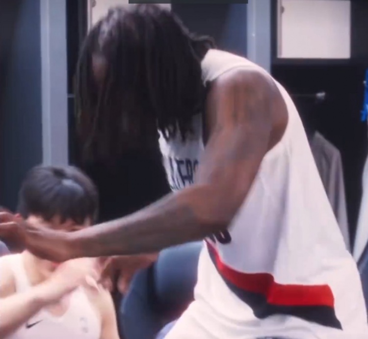 星空体育下载-暂列西部第八！罗威拉着杨瀚森在更衣室跳舞 庆祝胜利